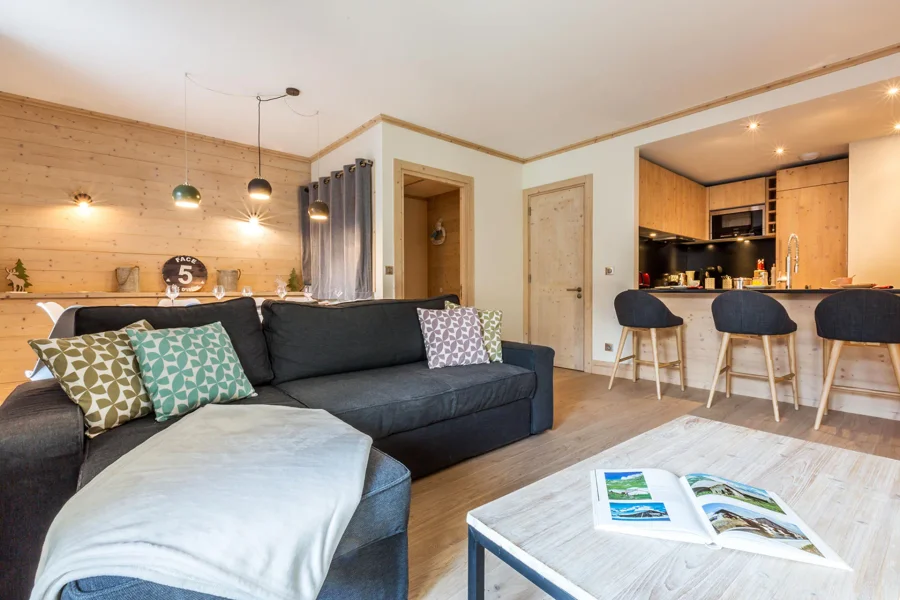 Modern six person apartment photo 2