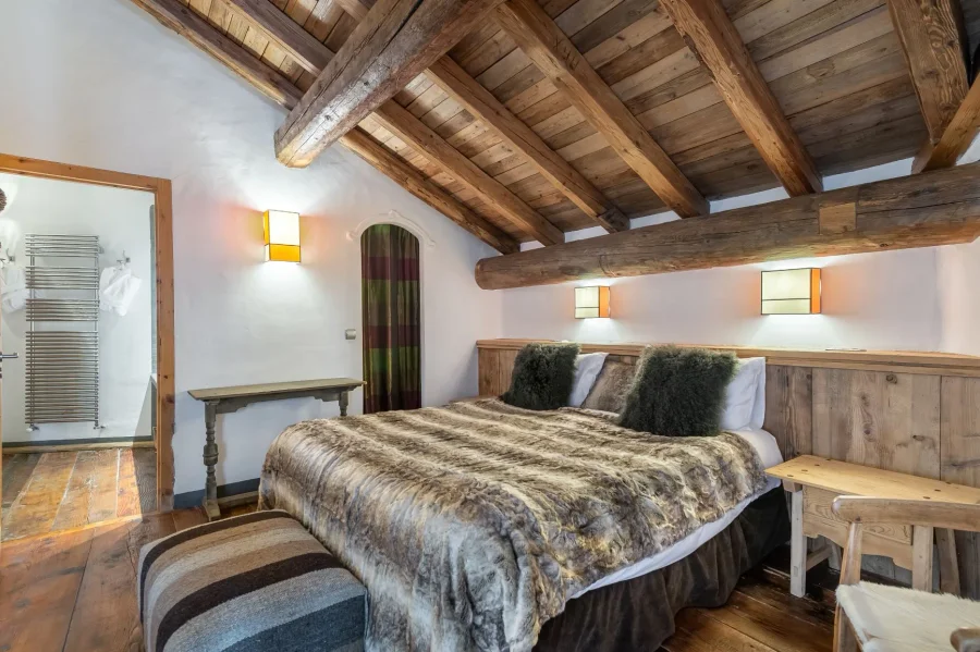 Fabulous central chalet with a swimming pool photo 4
