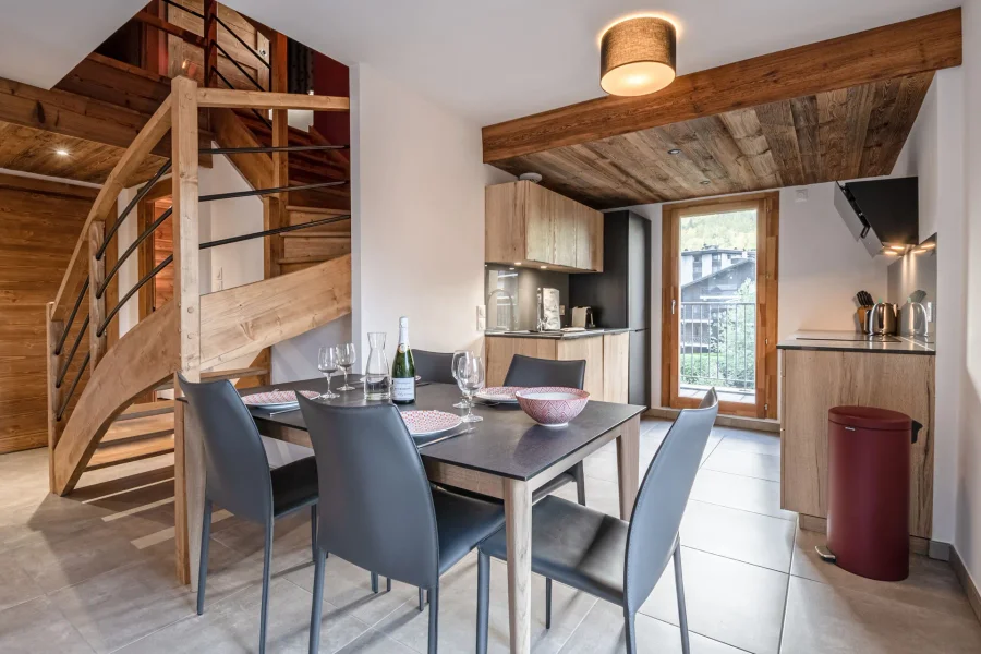 Central Chamonix apartment with balcony photo 3