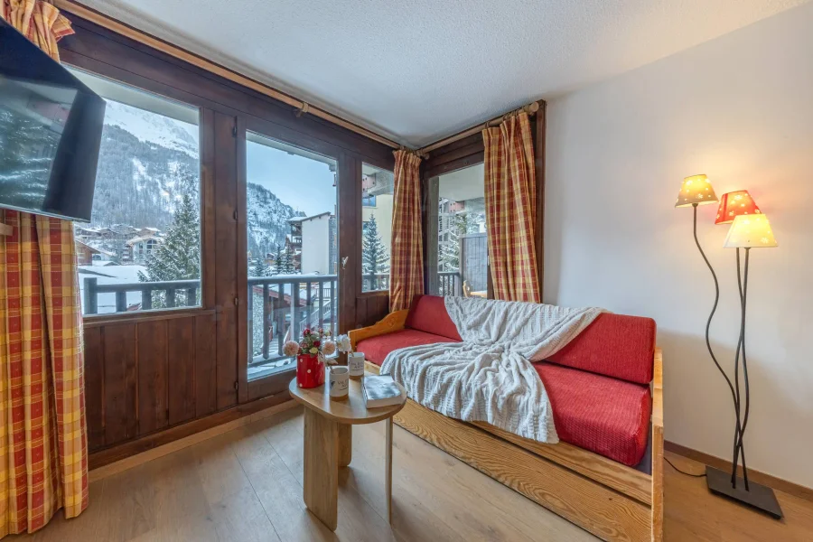 Renovated ski-in apartment with stunning views in the old village photo 3