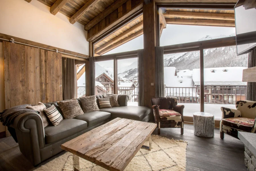Luxe ski-in ski-out apartment in fantastic location photo 3