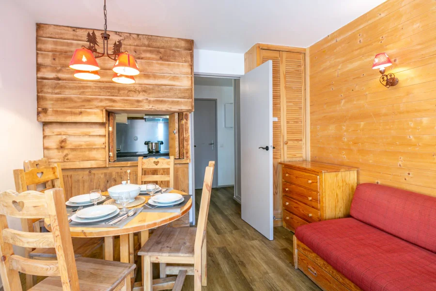 Sunny apartment in the heart of the village, steps from the slopes and shops photo 3