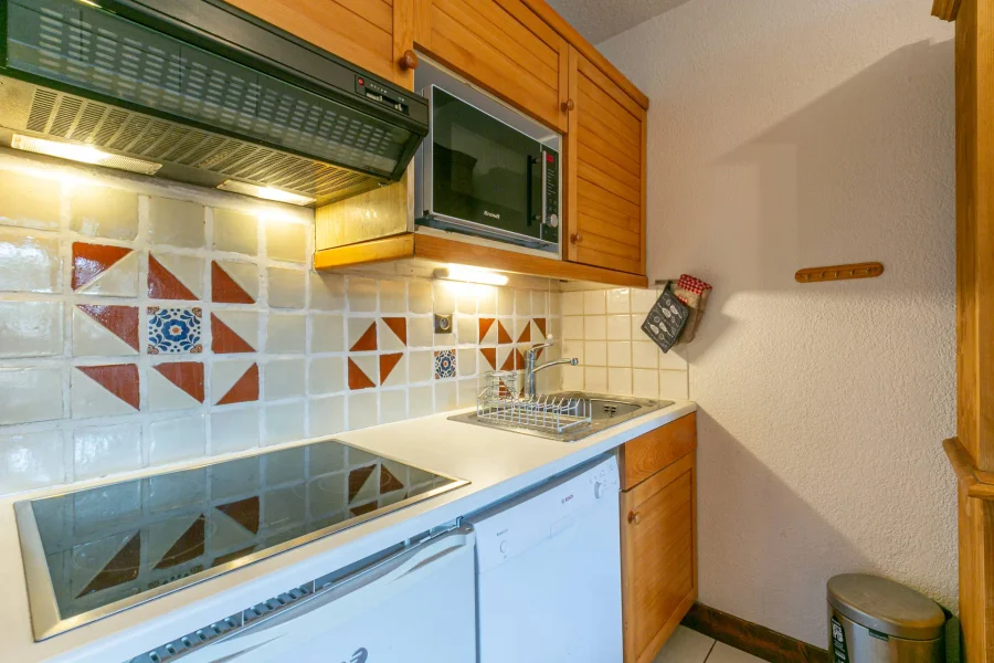Ski-in alpine apartment with mezzanine, balcony and covered parking photo 5