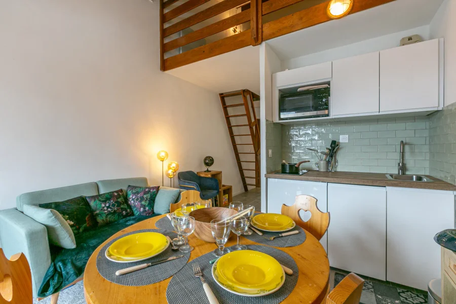 Bright contemporary studio with a sunny balcony and alpine charm photo 3