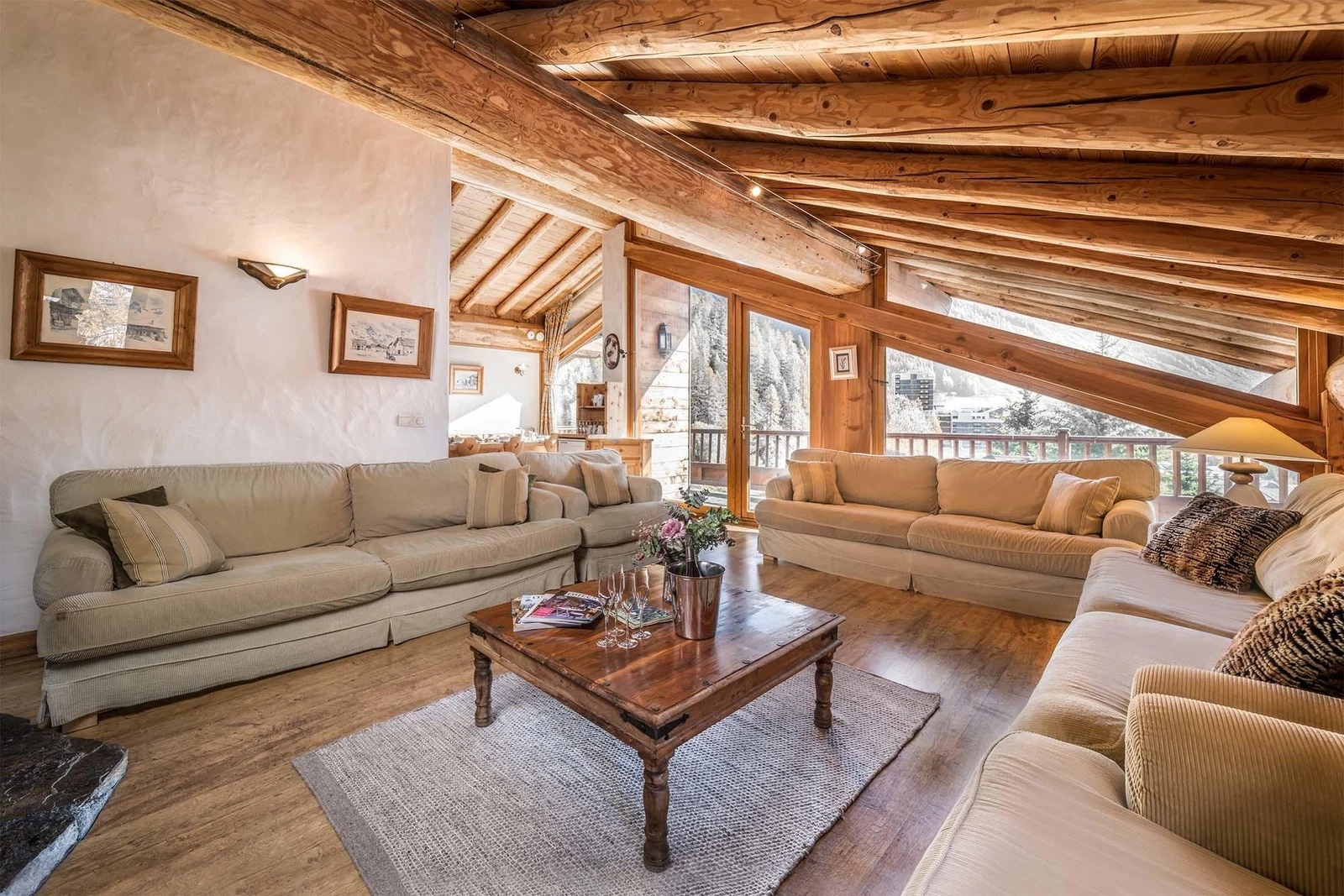 Warm chalet for twelve with a traditional style photo 1